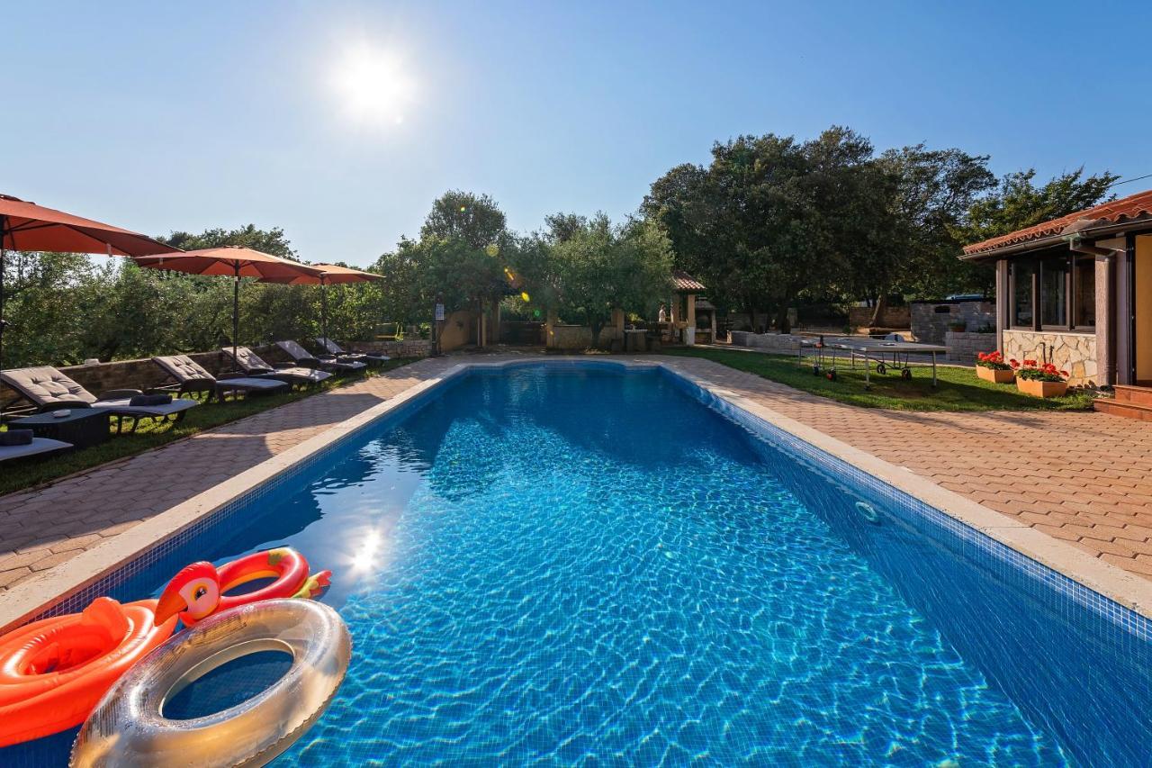 Guesthouse "Barboska" - Big Outdoor Swimming Pool & Private Tennis Court Vodnjan Exterior photo