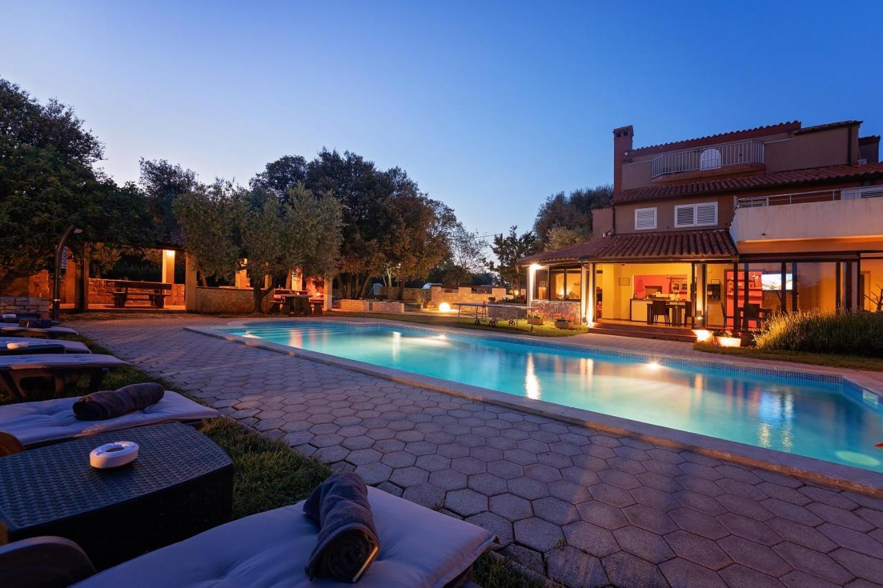Guesthouse "Barboska" - Big Outdoor Swimming Pool & Private Tennis Court Vodnjan Exterior photo