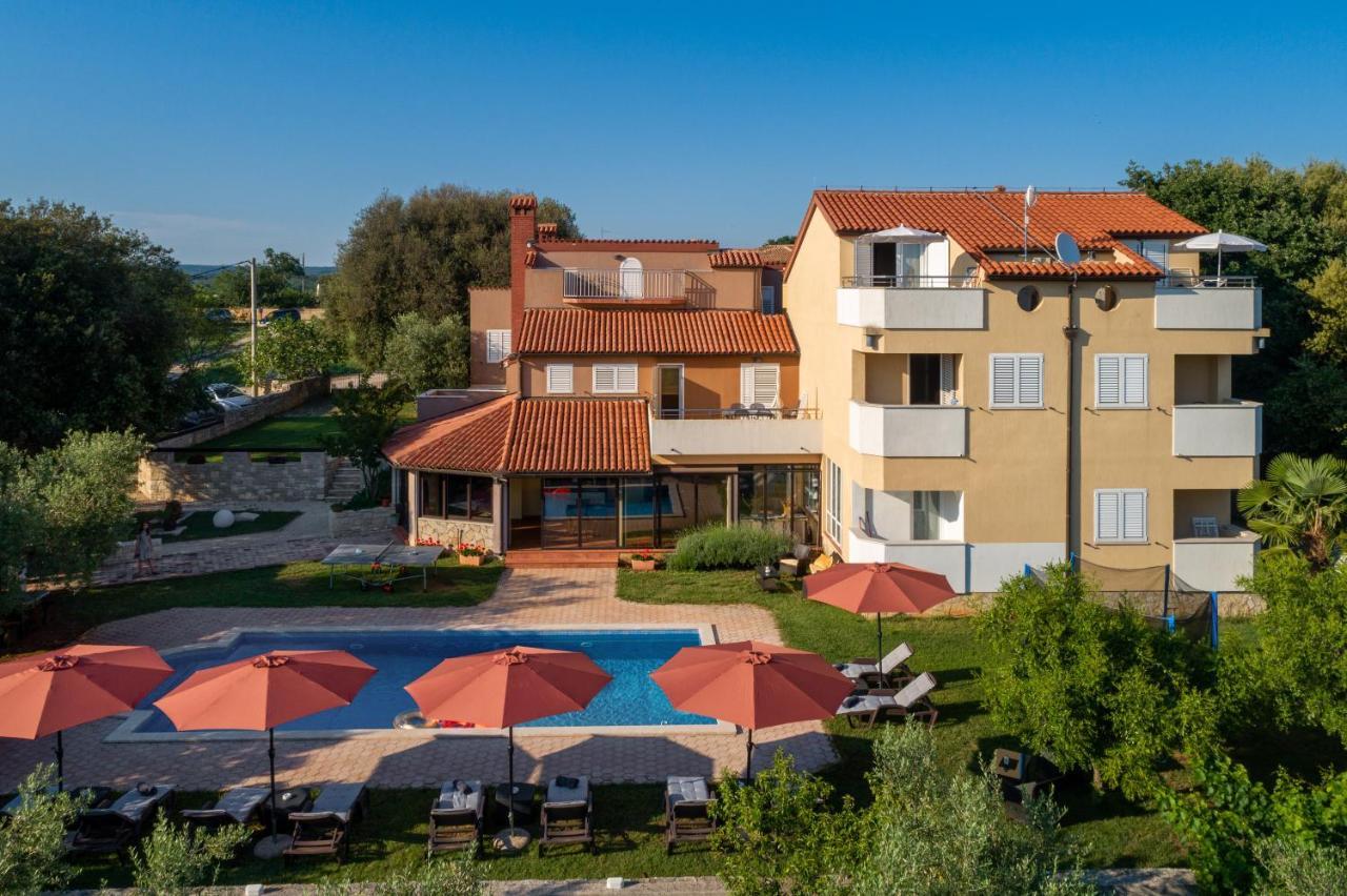 Guesthouse "Barboska" - Big Outdoor Swimming Pool & Private Tennis Court Vodnjan Exterior photo