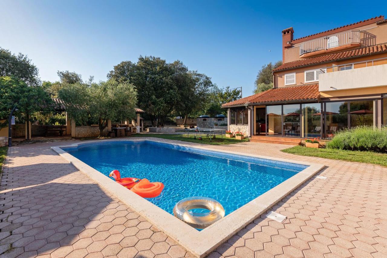Guesthouse "Barboska" - Big Outdoor Swimming Pool & Private Tennis Court Vodnjan Exterior photo