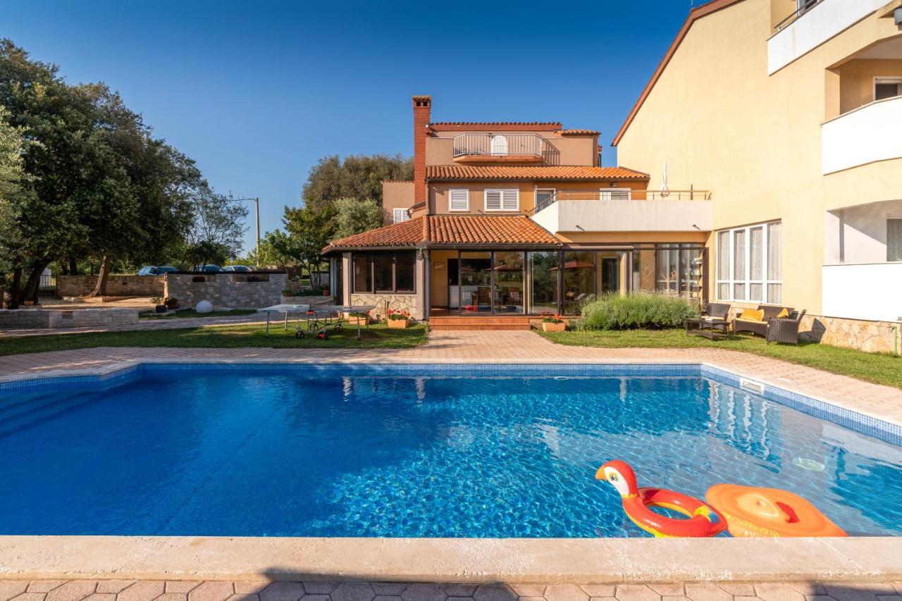 Guesthouse "Barboska" - Big Outdoor Swimming Pool & Private Tennis Court Vodnjan Exterior photo