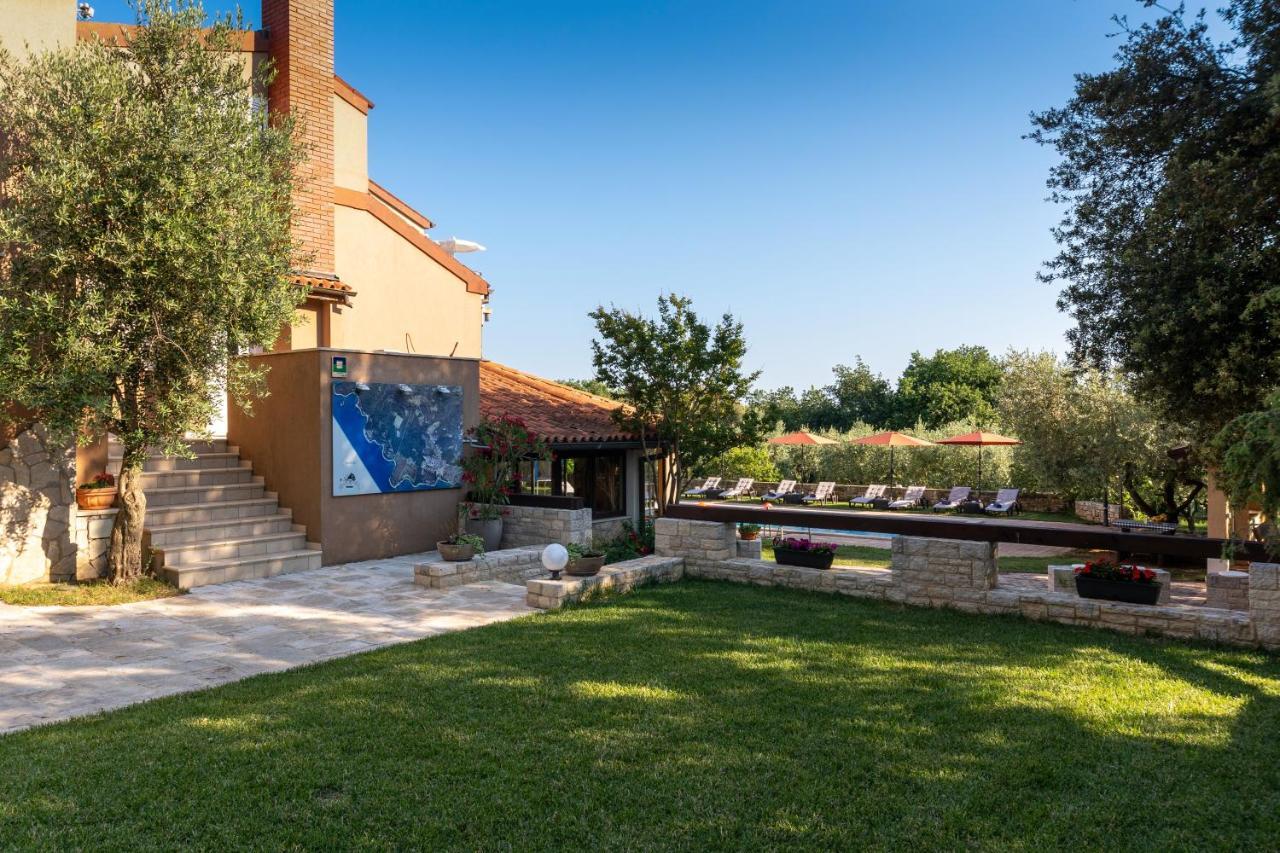 Guesthouse "Barboska" - Big Outdoor Swimming Pool & Private Tennis Court Vodnjan Exterior photo