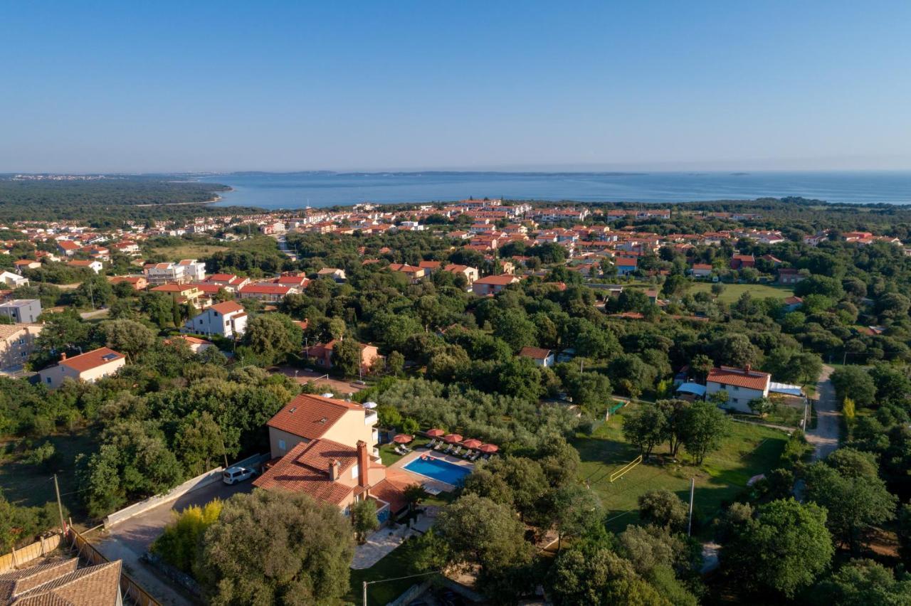 Guesthouse "Barboska" - Big Outdoor Swimming Pool & Private Tennis Court Vodnjan Exterior photo