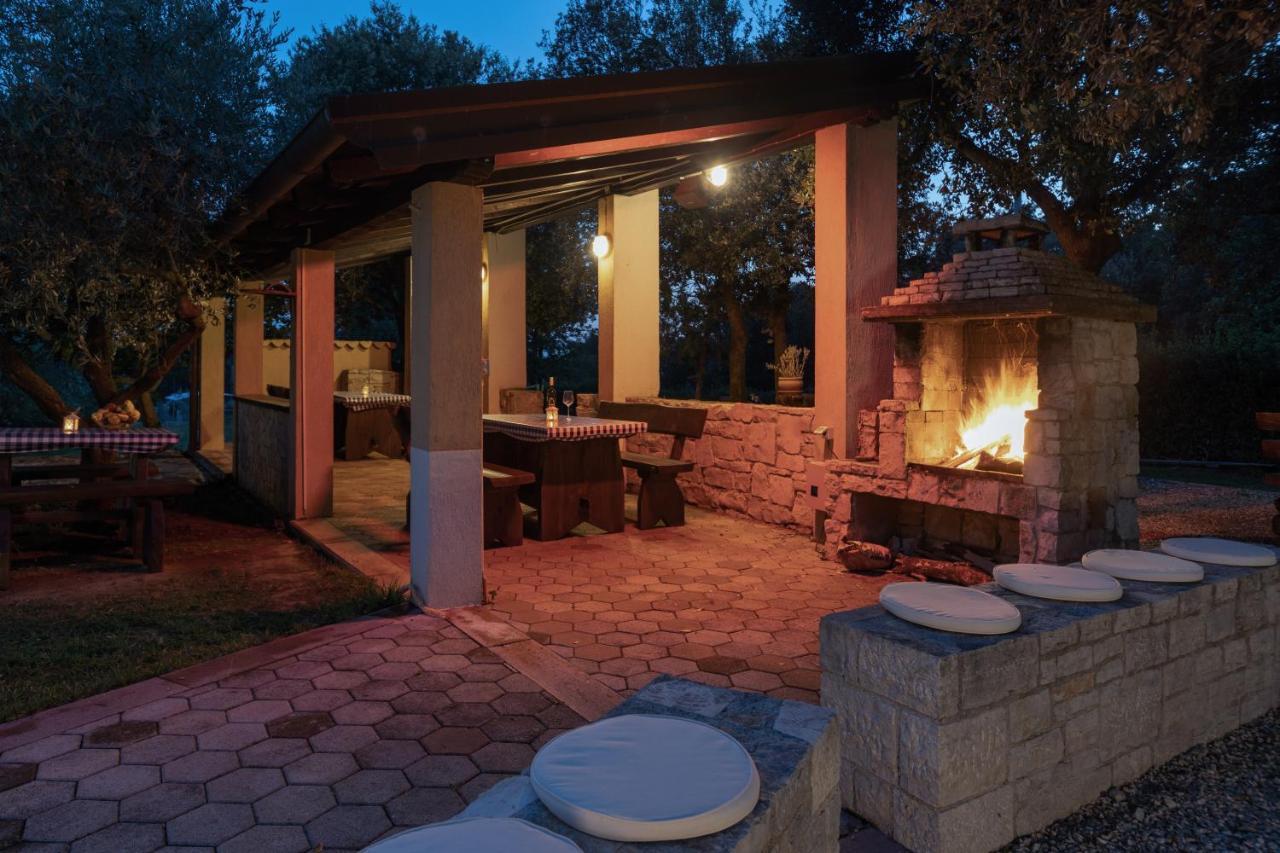 Guesthouse "Barboska" - Big Outdoor Swimming Pool & Private Tennis Court Vodnjan Exterior photo