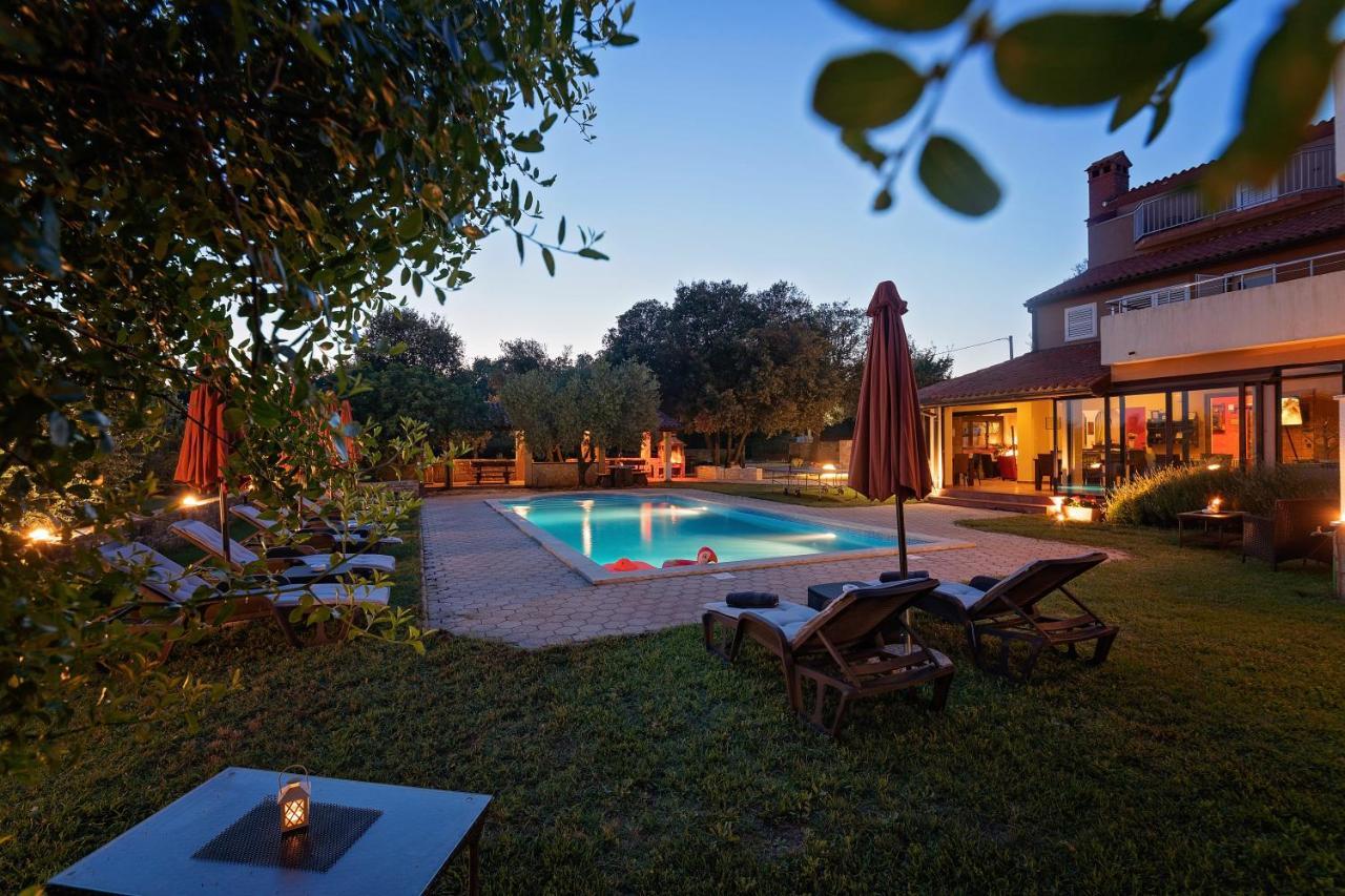 Guesthouse "Barboska" - Big Outdoor Swimming Pool & Private Tennis Court Vodnjan Exterior photo