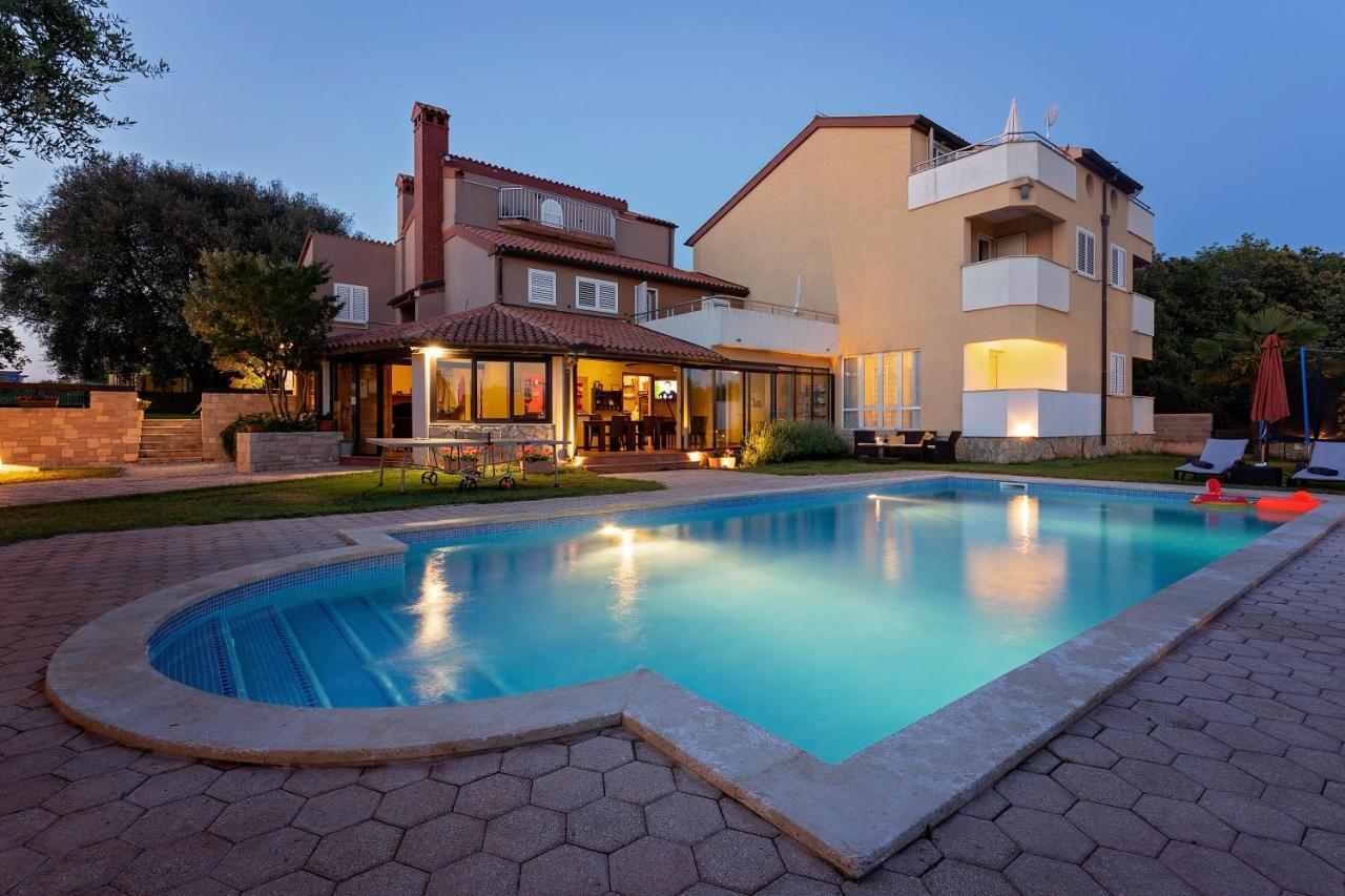 Guesthouse "Barboska" - Big Outdoor Swimming Pool & Private Tennis Court Vodnjan Exterior photo