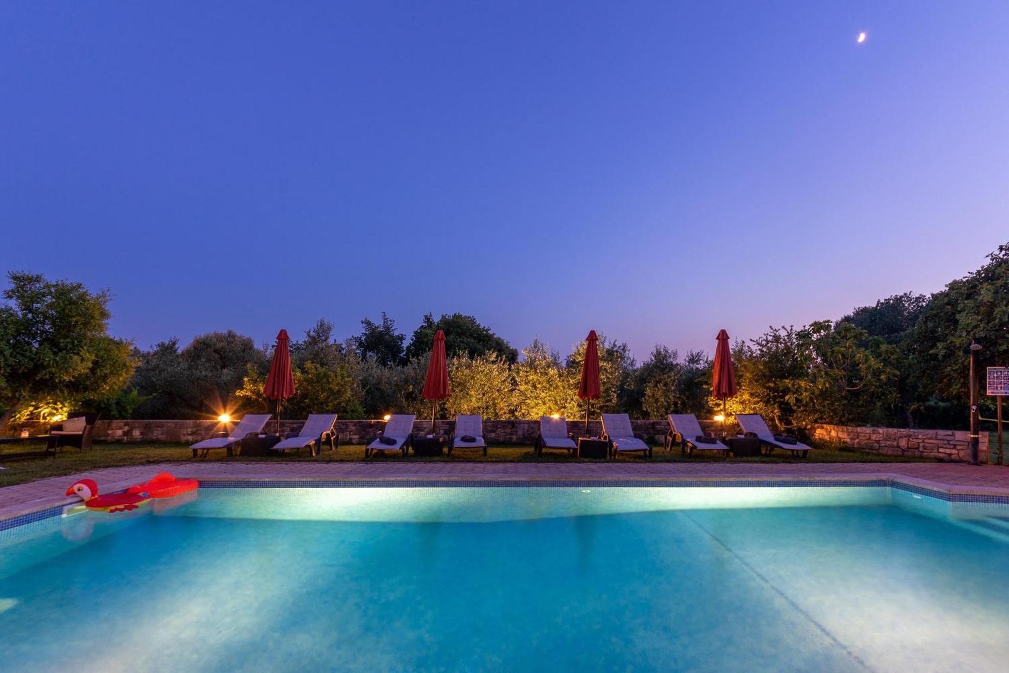 Guesthouse "Barboska" - Big Outdoor Swimming Pool & Private Tennis Court Vodnjan Exterior photo
