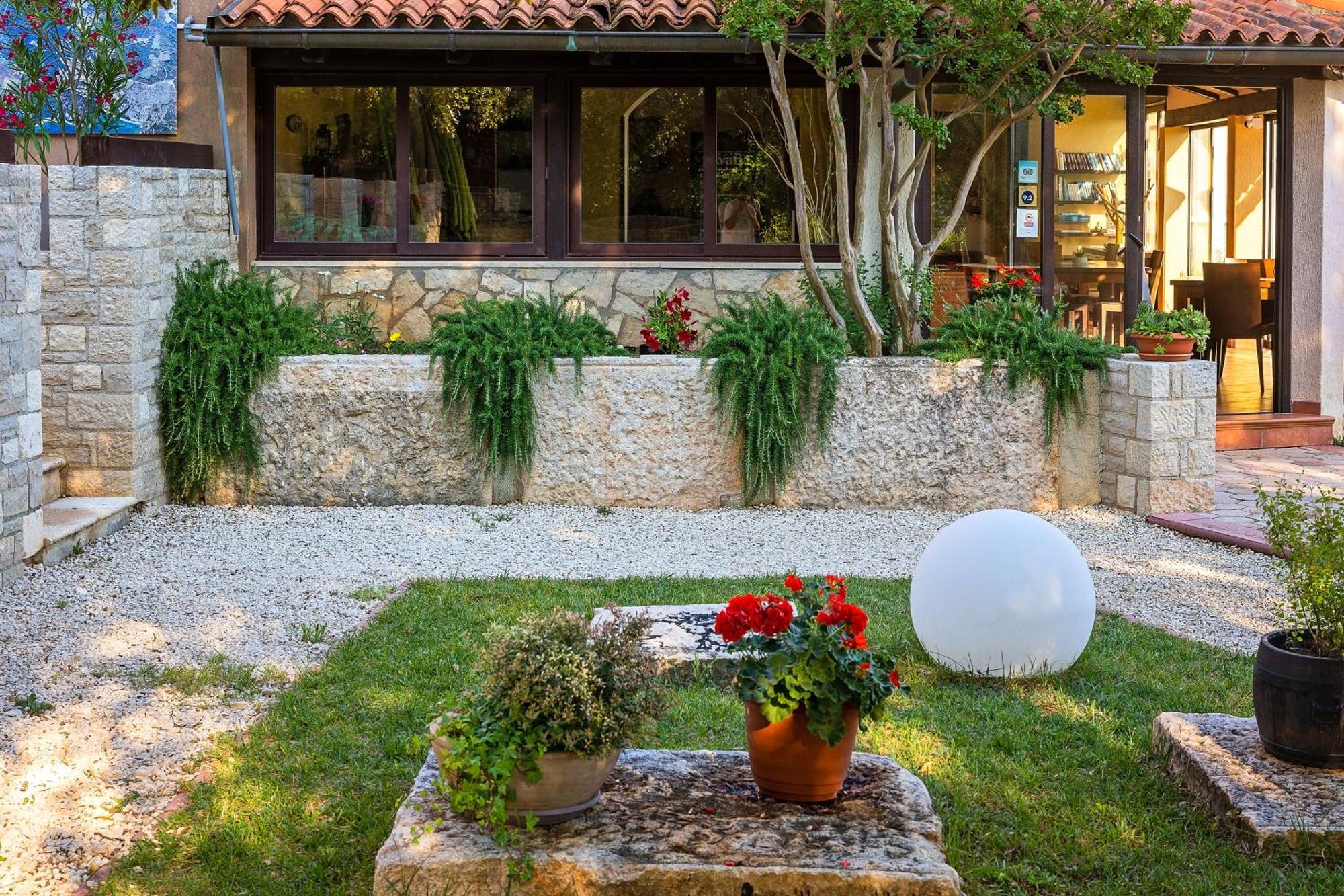 Guesthouse "Barboska" - Big Outdoor Swimming Pool & Private Tennis Court Vodnjan Exterior photo