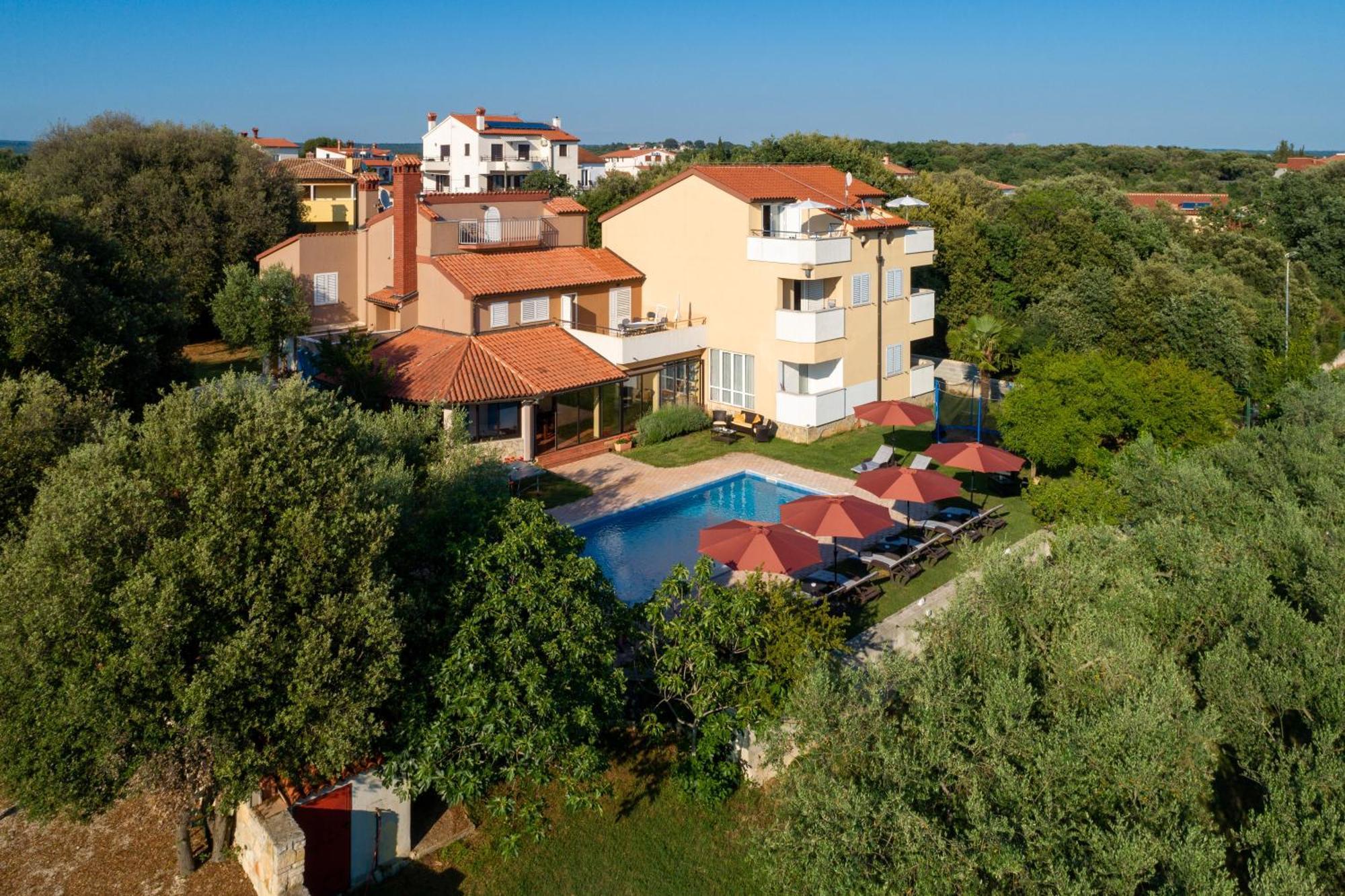 Guesthouse "Barboska" - Big Outdoor Swimming Pool & Private Tennis Court Vodnjan Exterior photo