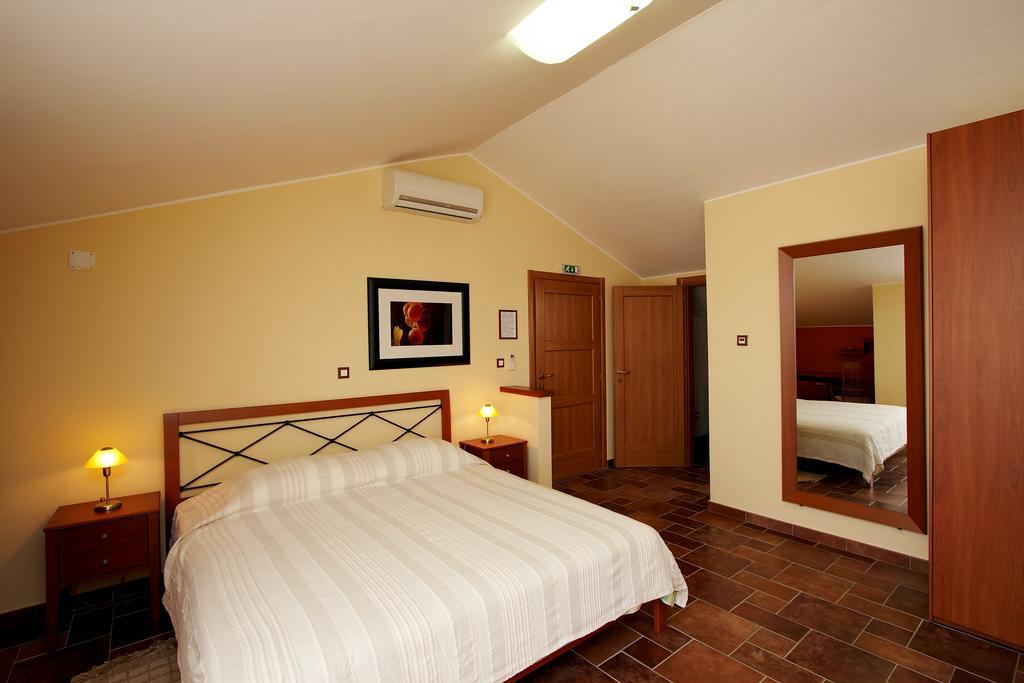 Guesthouse "Barboska" - Big Outdoor Swimming Pool & Private Tennis Court Vodnjan Room photo