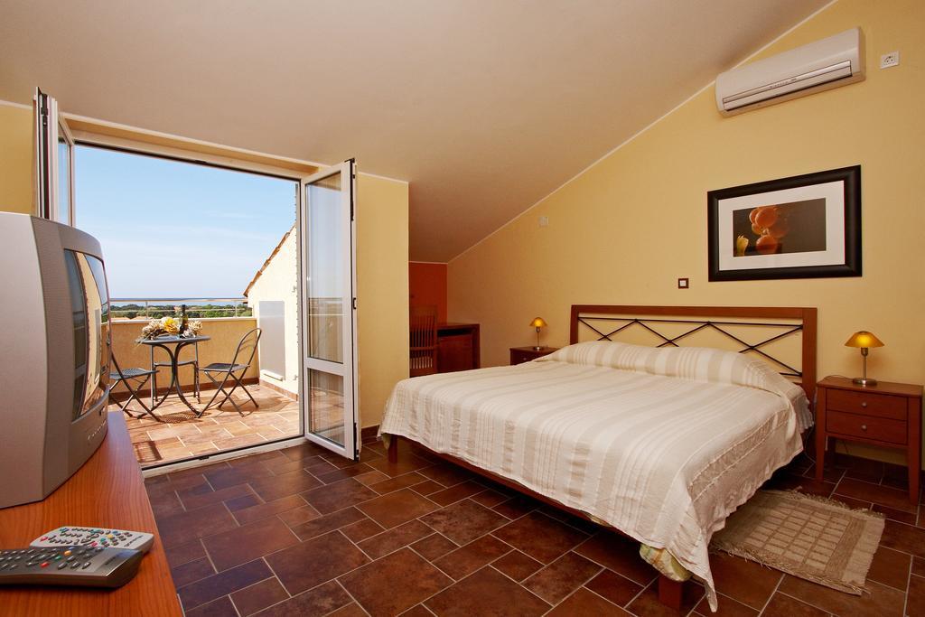 Guesthouse "Barboska" - Big Outdoor Swimming Pool & Private Tennis Court Vodnjan Room photo