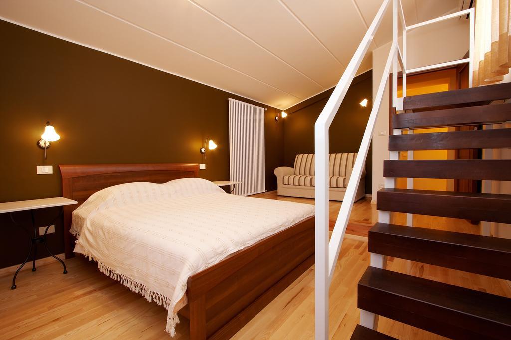 Guesthouse "Barboska" - Big Outdoor Swimming Pool & Private Tennis Court Vodnjan Room photo