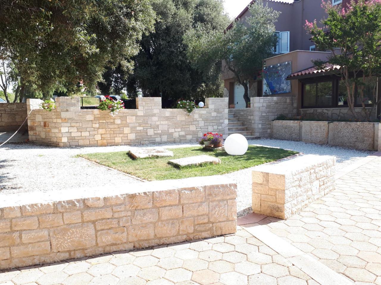 Guesthouse "Barboska" - Big Outdoor Swimming Pool & Private Tennis Court Vodnjan Exterior photo